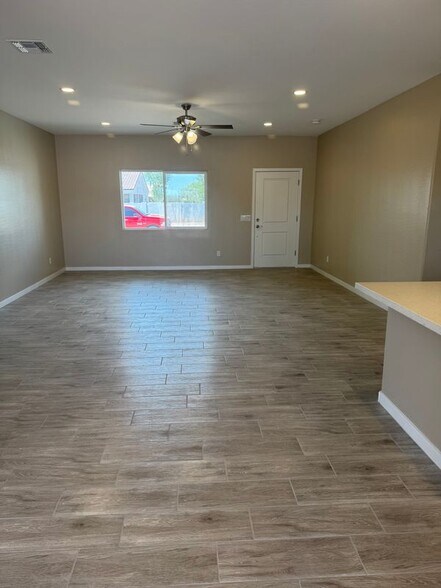 Building Photo - 15235 S Country Club Dr