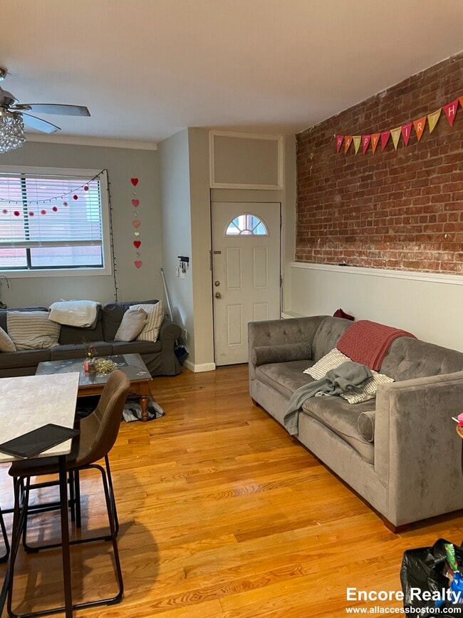 Building Photo - 153 Salem St