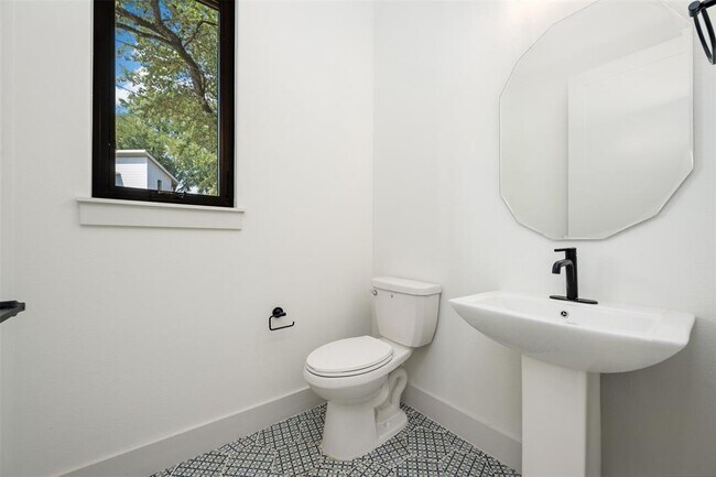 Building Photo - 4010 Valley View Rd