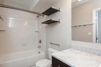 Building Photo - 3 bedroom in Chicago IL 60642