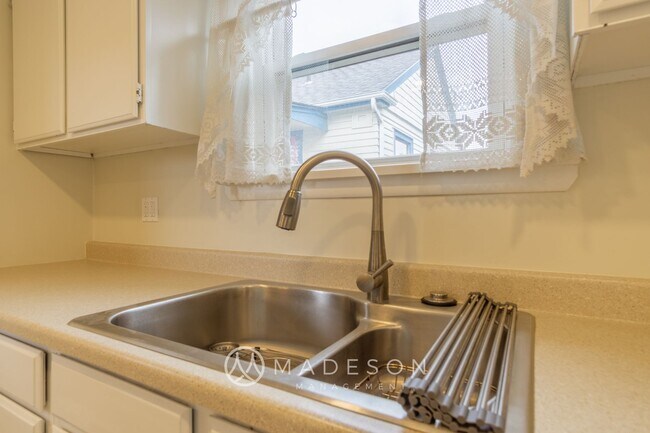 Building Photo - Charming First Hill Single Family House wi...