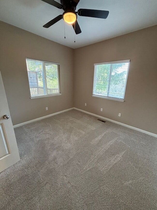 Building Photo - Three bed, two bath unit conveniently located off of Bell Road!