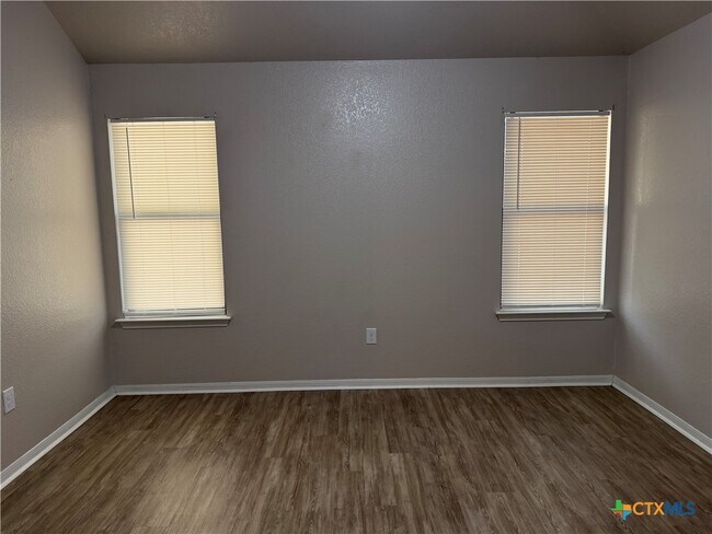 Building Photo - 916 Whirlaway Dr