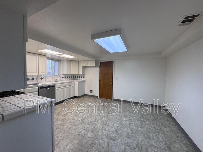 Building Photo - 136 E Stadium Dr