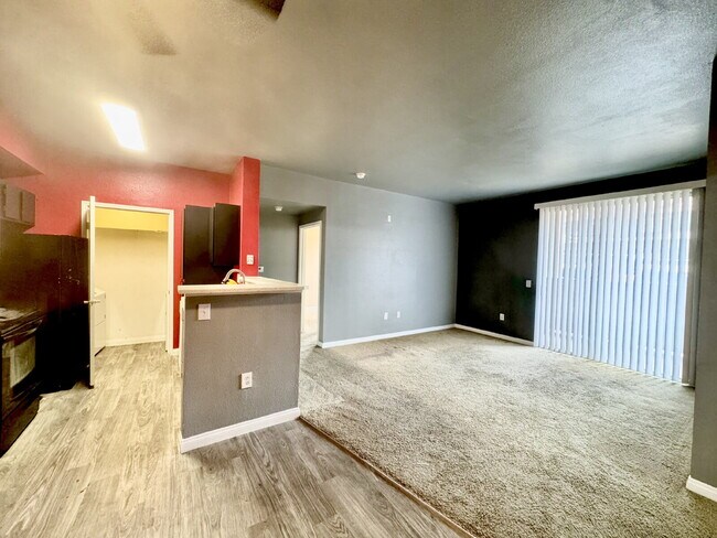 Building Photo - Ground Floor 2BD/2BA Condo in Gated Hender...