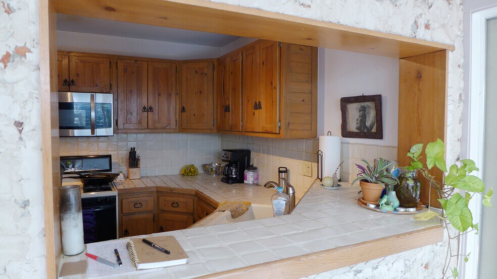 Building Photo - 310 West Mistletoe Avenue