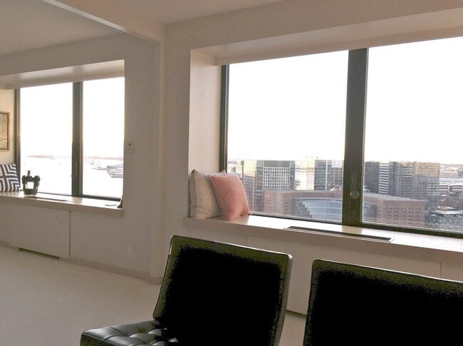 Building Photo - 85 E India Row