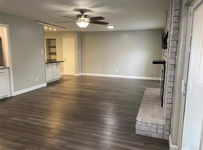 Building Photo - 10301 Briar Forest Dr