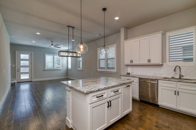 Building Photo - GORGEOUS 3 BEDROOM TOWNHOUSE LOCATED IN FORT WORTH!