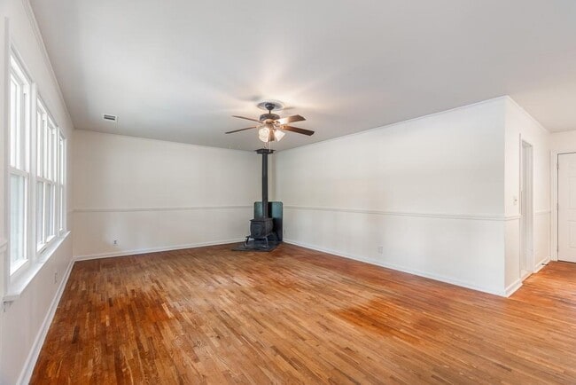 Building Photo - 301 Michael St