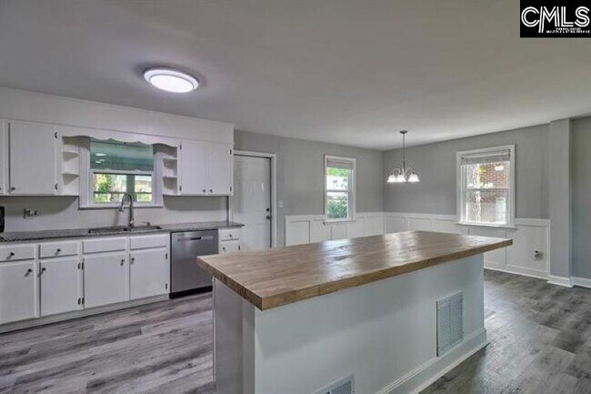 Building Photo - 4057 Rosewood Dr