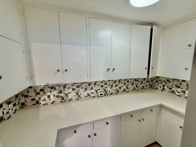 Building Photo - 4/2/3 + Office Space - Single Family Home Located in Kaimuki - Great Location!