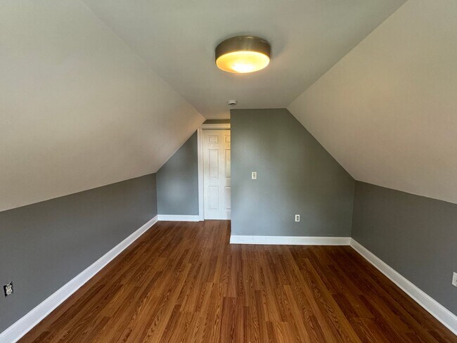 Building Photo - 2nd Floor 1 Bedroom Apartment with Bonus Room