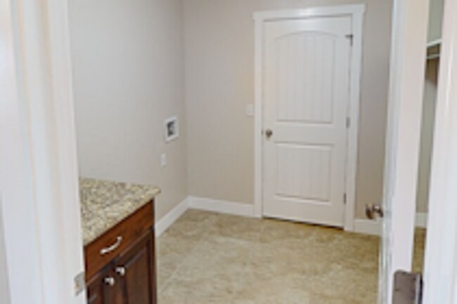 Building Photo - 246 Bridgewater Ln