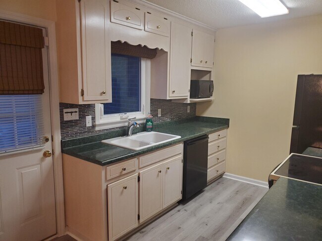 Building Photo - 3607 Club Dr
