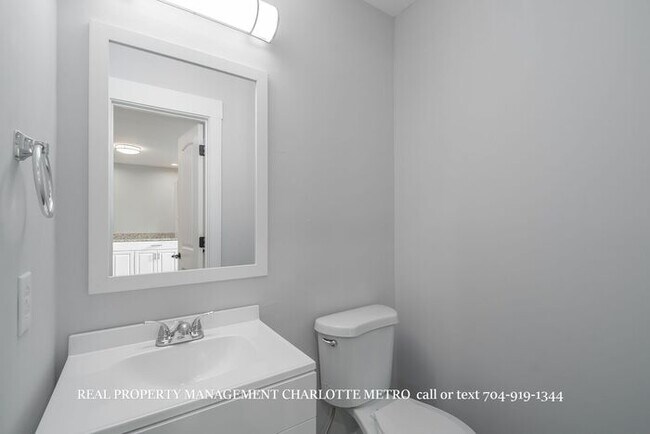 Building Photo - 3BR Townhome - Lake Living in Vineyard Point with Boat Slip Access Near Lake Norman