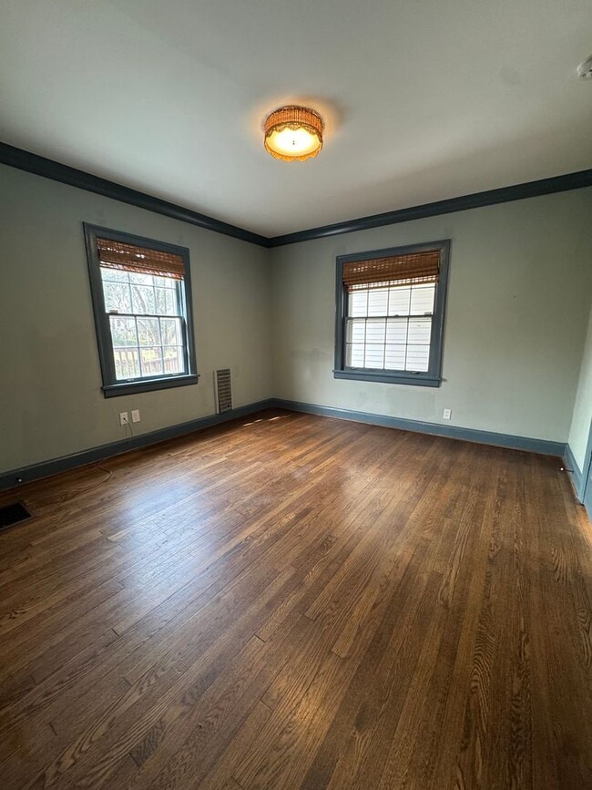 Building Photo - 2912 Woodlawn Dr