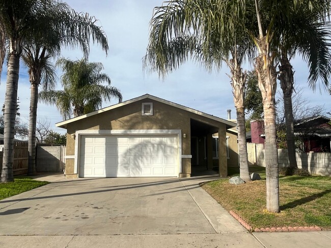 Primary Photo - Visalia home for Rent!