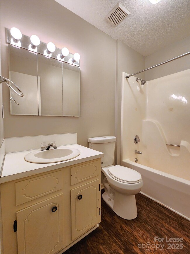 Building Photo - 2105 Bertha St