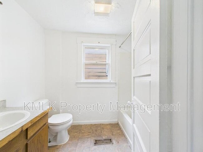 Building Photo - 529 Gage St