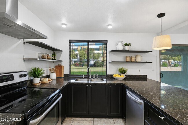 Building Photo - 1005 W 5th St