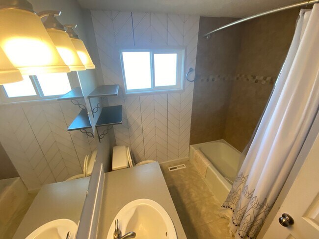 Building Photo - 4-bedroom / 2 bath Home located in a Heights area in Clarkston, WA