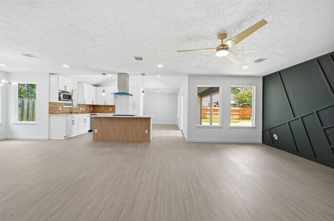 Building Photo - 25402 Thistlewaite Ln