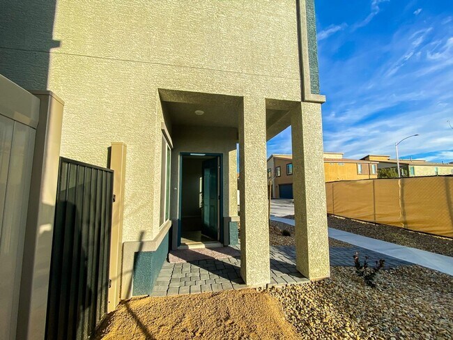 Building Photo - GATED 3 BED 2 BATH 2 CAR GARAGE SINGLE FAM...