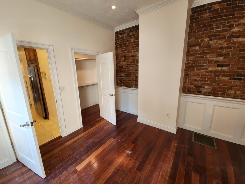 Building Photo - 566 E 5th St