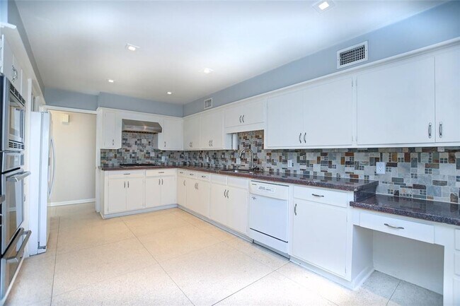 Building Photo - 1215 Briarpark Dr