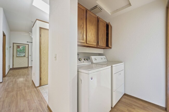 Building Photo - MOVE IN READY! Tumwater rambler 2 beds plus den 1.5 baths. No Pets.