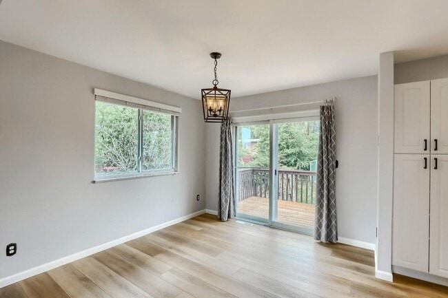 Building Photo - 4 BED 3 BATH HOUSE NEAR CREAK PARK!!!