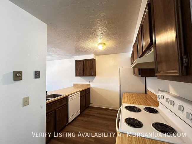 Building Photo - Conveniently located apartment with storag...