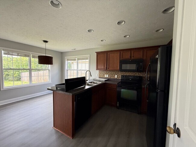 Building Photo - Spacious 3 bedroom, 2 bath house near GM, Magna, and Industrial Park.