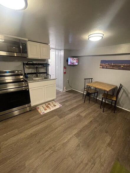 Building Photo - 204 34th St NE