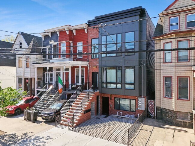 Building Photo - 169 Bowers St