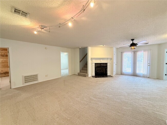 Building Photo - 18033 Broadview Dr