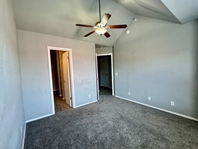 Building Photo - Nice 2 bedroom townhome close to I-49