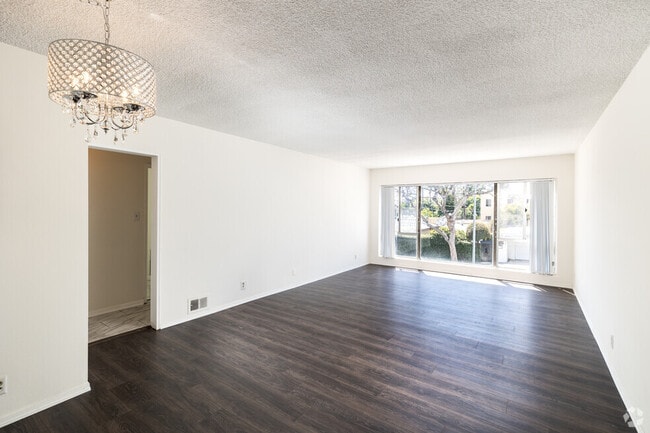 Building Photo - 1114 N Harper Ave