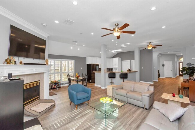 Building Photo - 1303 Raintree Cir
