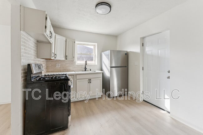 Building Photo - 415 Simpson Ave