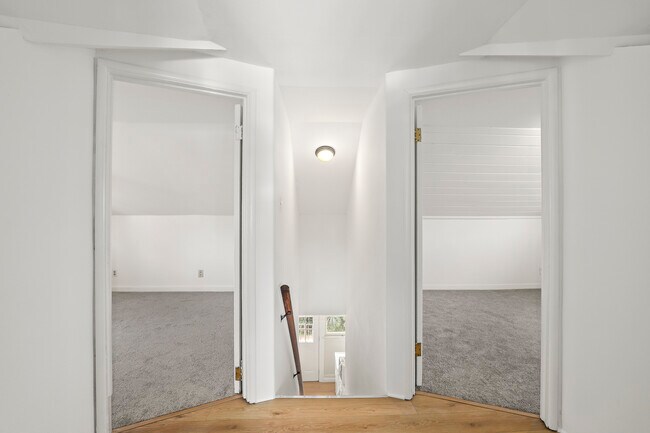 Stairs / Hallway (U/S) - 490 MacDonald St