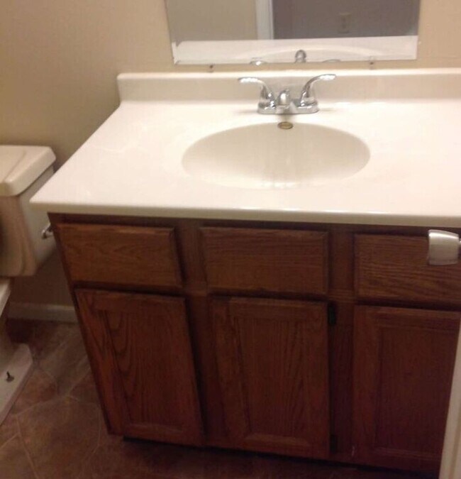 Building Photo - AVAILABLE NOW - NO SECURITY DEPOSIT REQUIRED