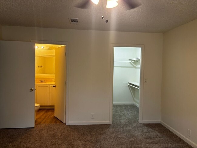 Building Photo - 3 Bedroom 2 Bath