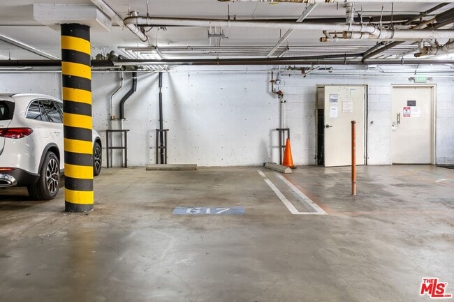 Building Photo - 1154 S Barrington Ave