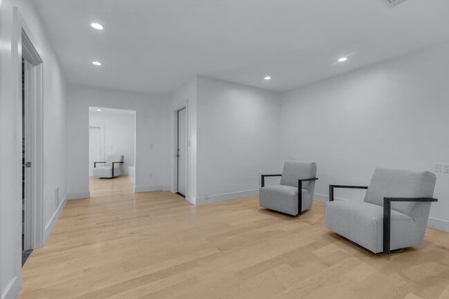 Building Photo - Mid-century modern home in Arcadia with pr...