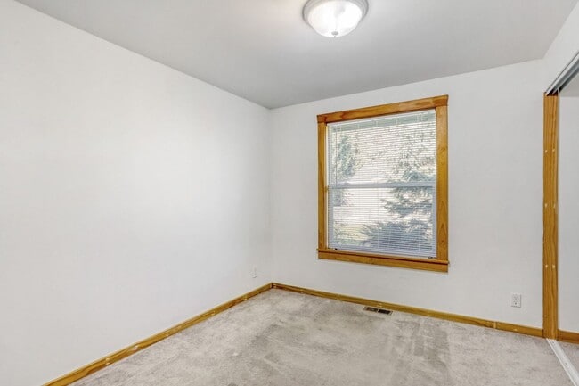 Building Photo - Amazing 3bed/1.5bath with Attached Garage in Kirkland!