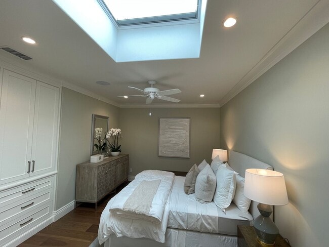 Building Photo - Luxury townhouse, close to town, easy comm...
