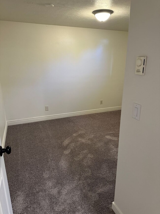 Building Photo - Newly Remodeled 5 Bed, 3 Bath Home – 2-Car...