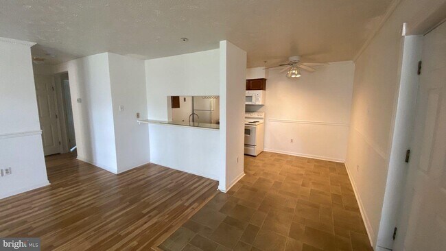 Building Photo - 6015 Rock Glen Dr